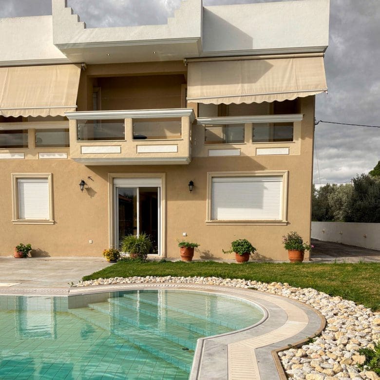 Exterior façade of the detached maisonette on a 1,003 sqm plot in Eretria