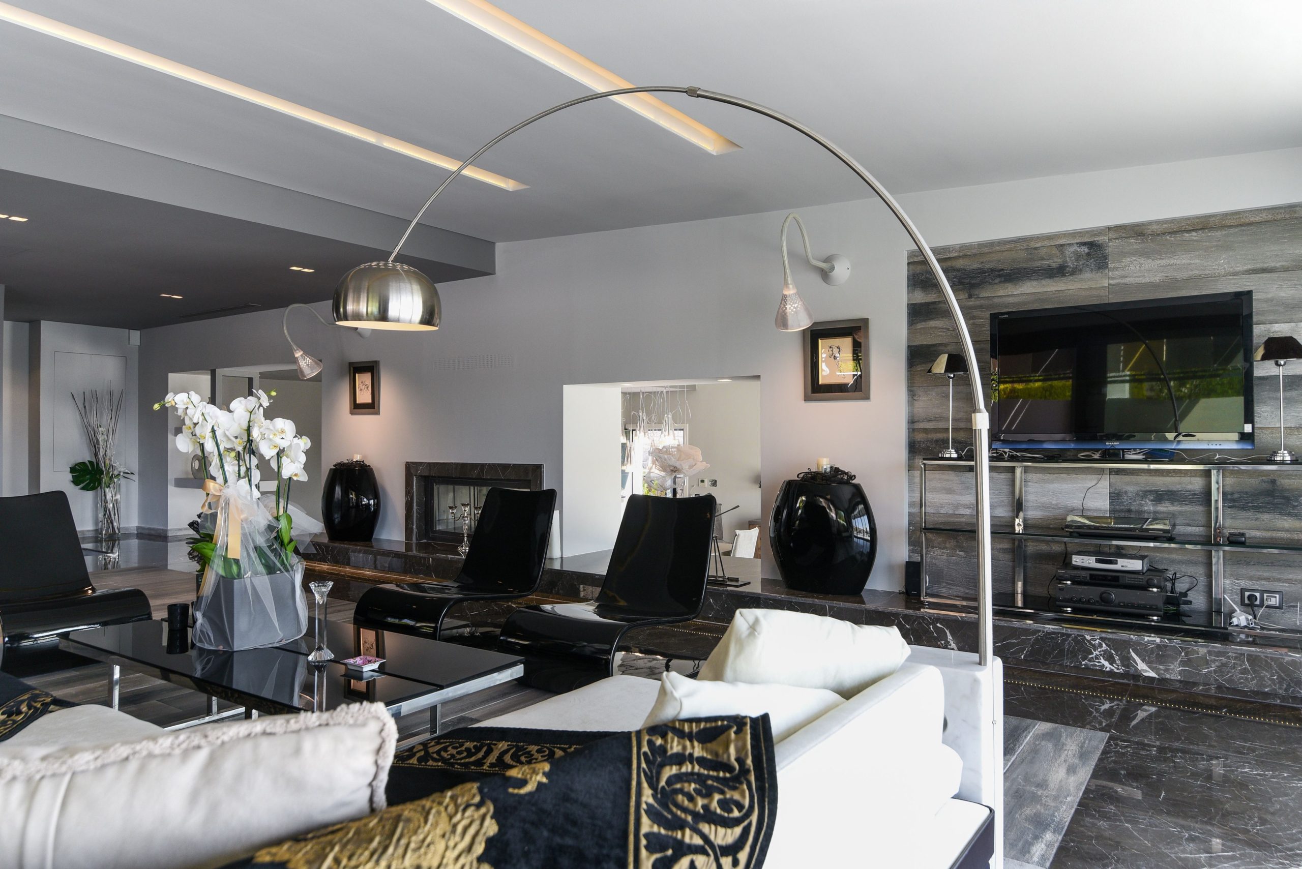 Sounio Beachfront Twin Villas – Lounge With Feature Ceiling Open-plan lounge with curved ceiling lighting and modern seating, Sounio, Athens Riviera, Greece