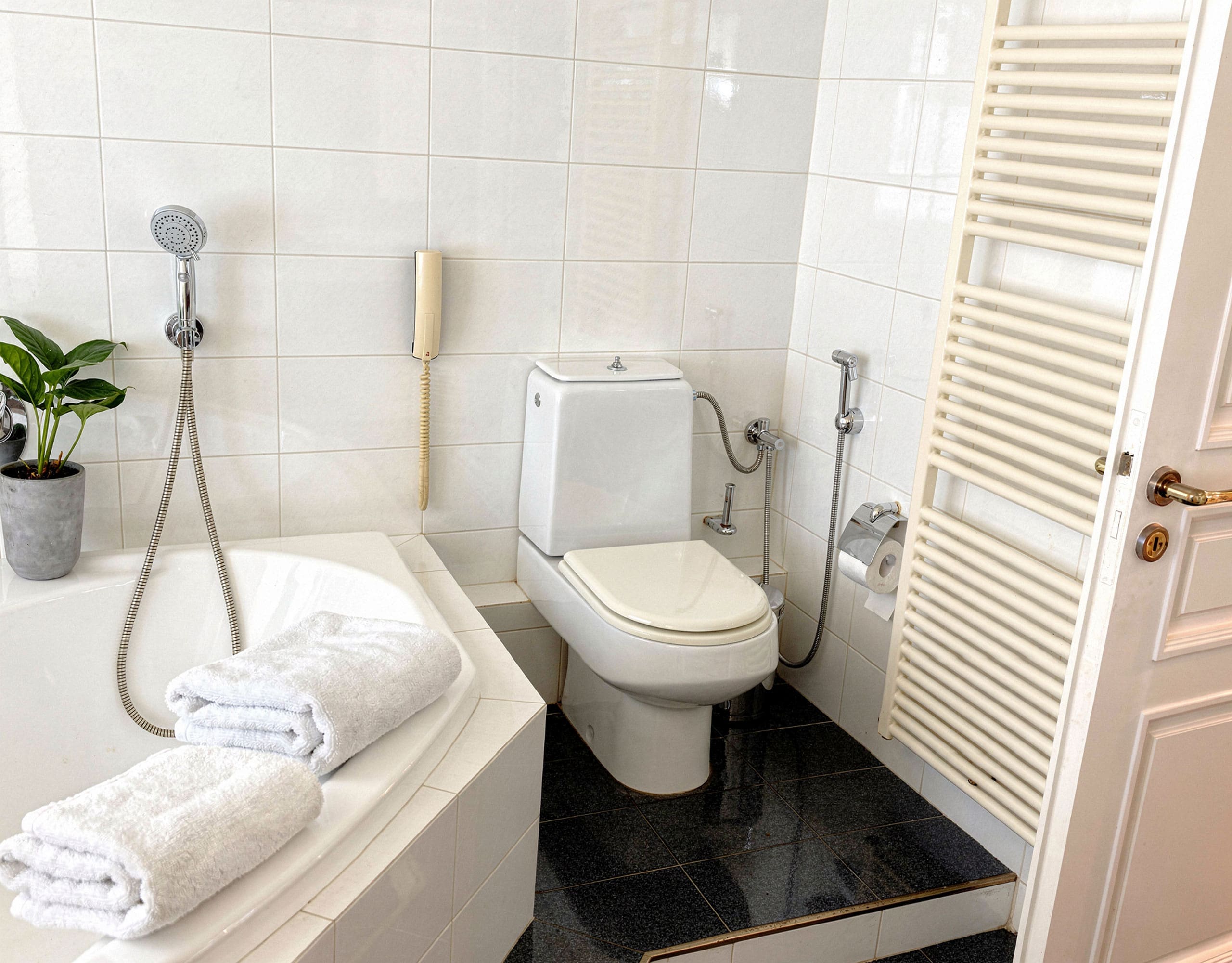 Voula Duplex 181 sqm – Bathroom With Bathtub Bathroom with bathtub, toilet, and tiled walls, Voula, Athens Riviera, Greece