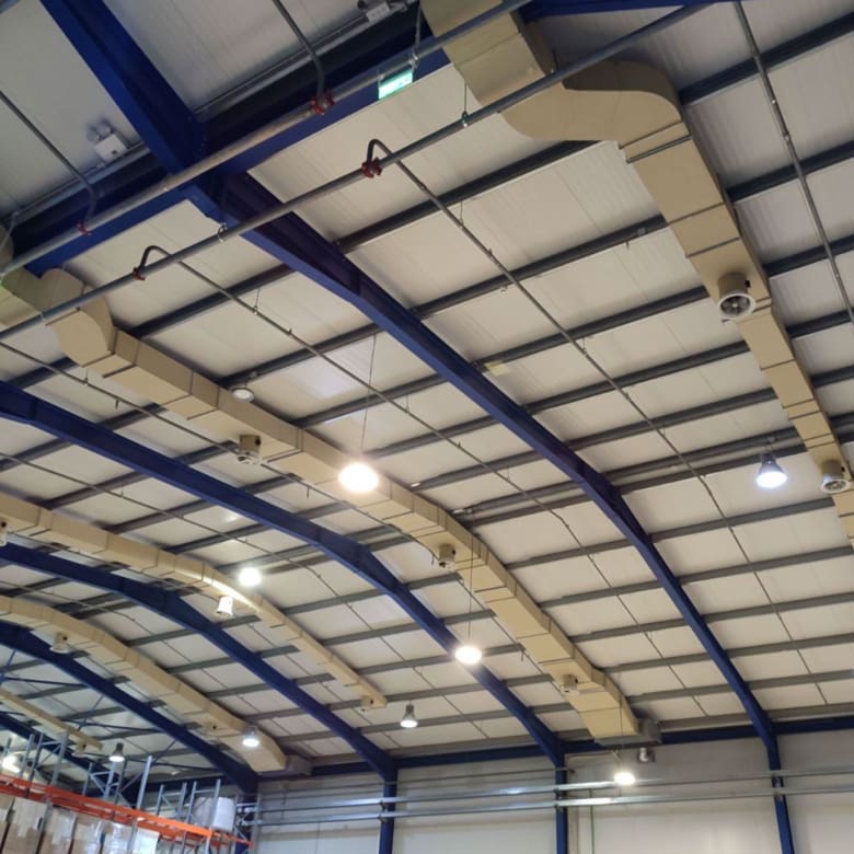 Εσωτερικό σύγχρονης αποθήκης logistics με μεταλλική οροφή και βιομηχανικό φωτισμό, Αττική Οδός, Αθήνα