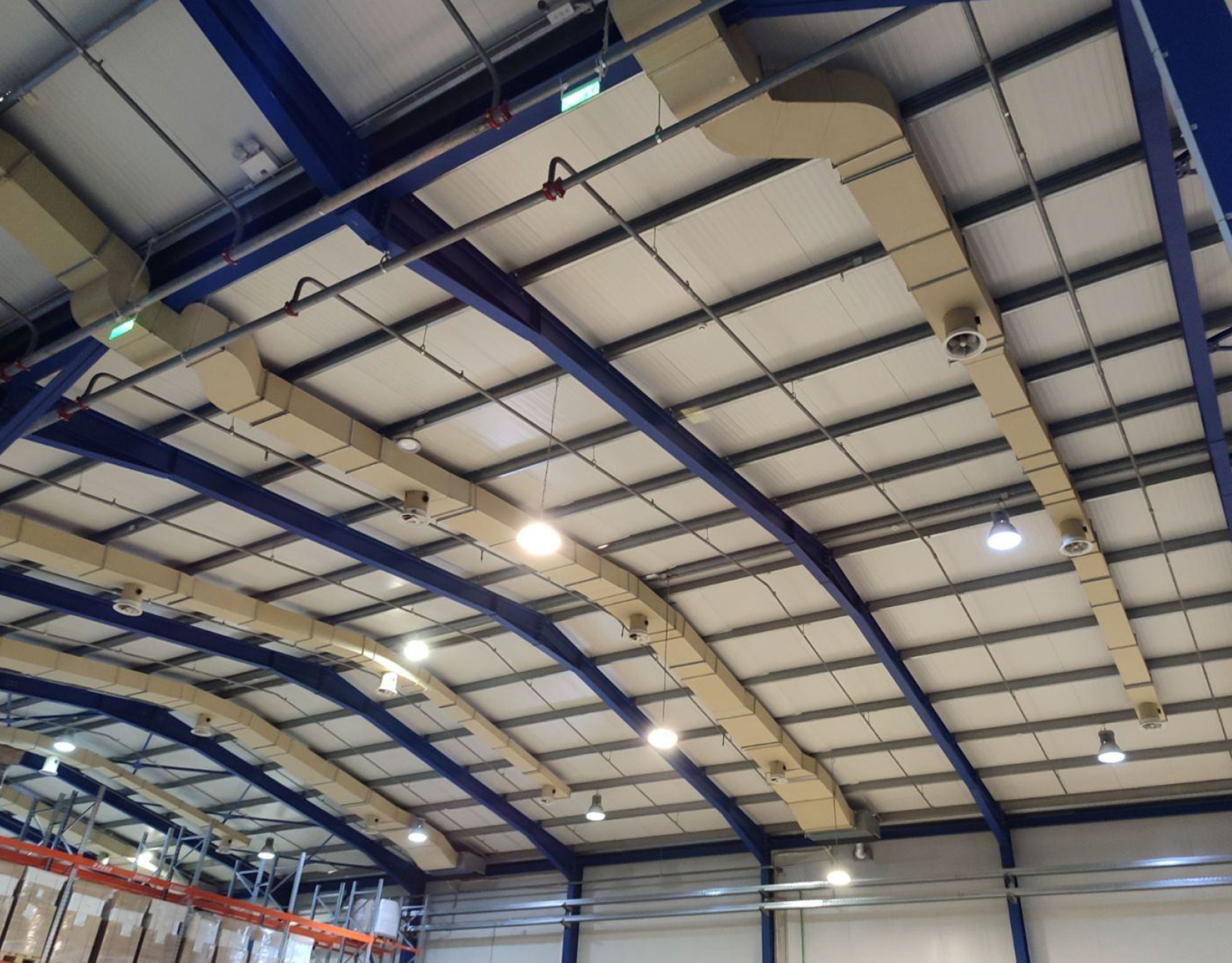 Εσωτερικό σύγχρονης αποθήκης logistics με μεταλλική οροφή και βιομηχανικό φωτισμό, Αττική Οδός, Αθήνα
