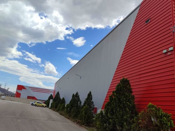Εξωτερική όψη σύγχρονου κτιρίου logistics/αποθήκης με πρόσβαση σε βιομηχανική ζώνη, Αττική Οδός, Αθήνα