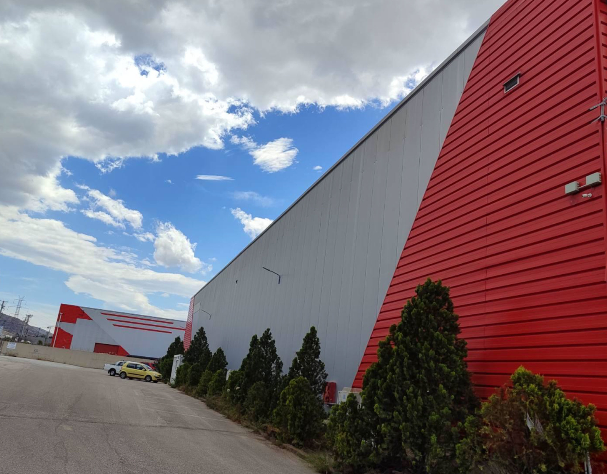 Εξωτερική όψη σύγχρονου κτιρίου logistics/αποθήκης με πρόσβαση σε βιομηχανική ζώνη, Αττική Οδός, Αθήνα