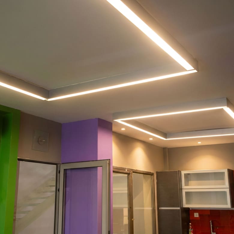 Ειδικός φωτισμός οροφής με γραμμικά LED σε ανακαινισμένο εμπορικό χώρο στο κέντρο Θεσσαλονίκης