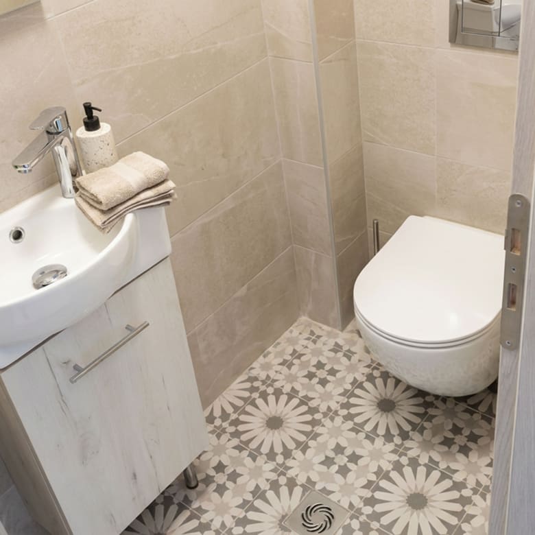 Modern guest WC on the 5th floor with shower area in a newly built duplex maisonette